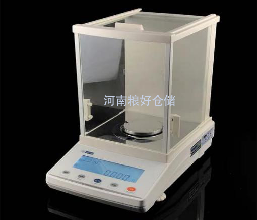 電子天平（千分之一、萬(wàn)分之一）